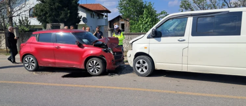 Akyazı’da kafa kafaya çarpışma: 4 yaralı