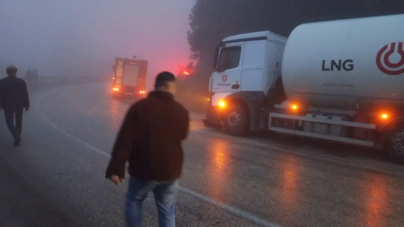 Tır yolcu midibüsüne çarptı: 3 ağır yaralı