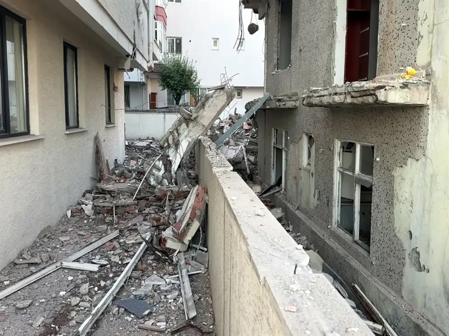 Yıkım kabusa döndü: Dev kolon komşu binayı delerek daireye girdi