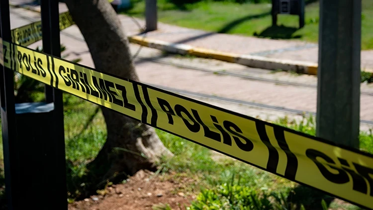 Antalya’da Öğretmen Dehşeti: Eşi ve Kayınpederini Pompalı Tüfekle Öldürdü