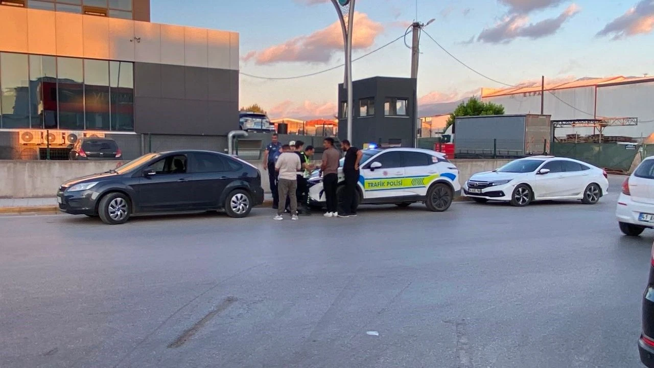 Peş peşe kazaya karışan sürücü mağdurları darbetti