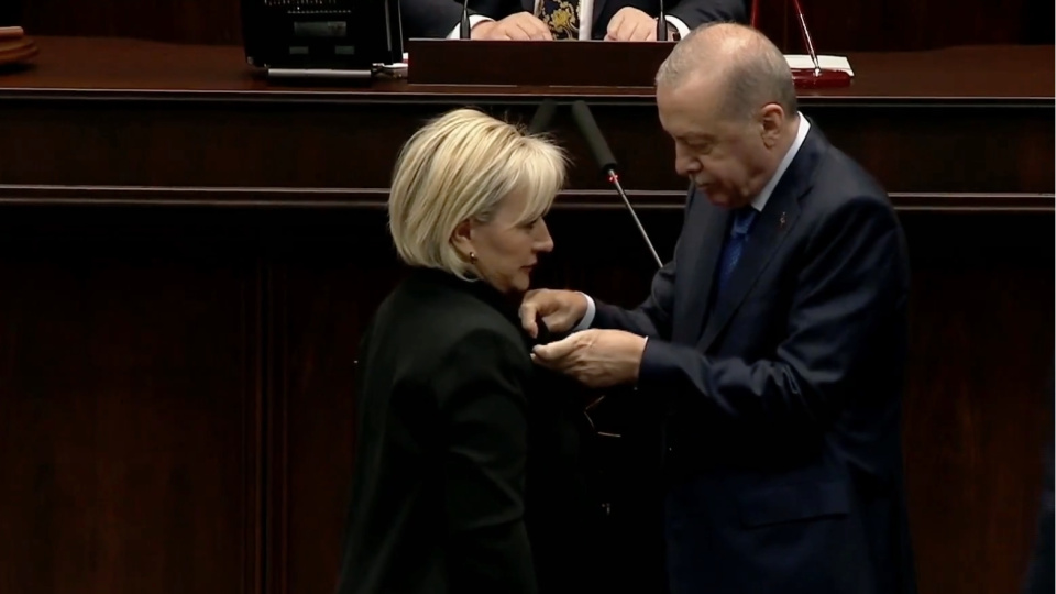 CHP’den istifa eden Nimet Özdemir AK Parti’ye katıldı
