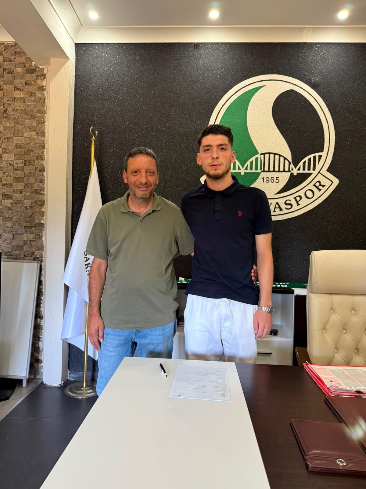 Sakaryaspor'un genç yıldızı imzayı attı!