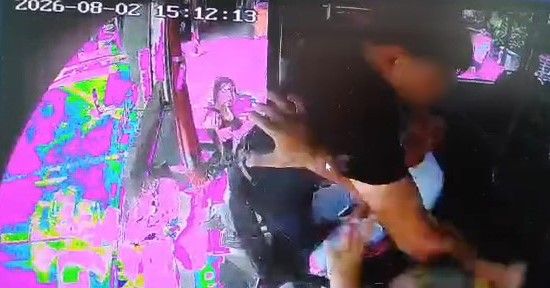 Şehir magandası otobüs şoförüne saldırdı! O anlar kamerada