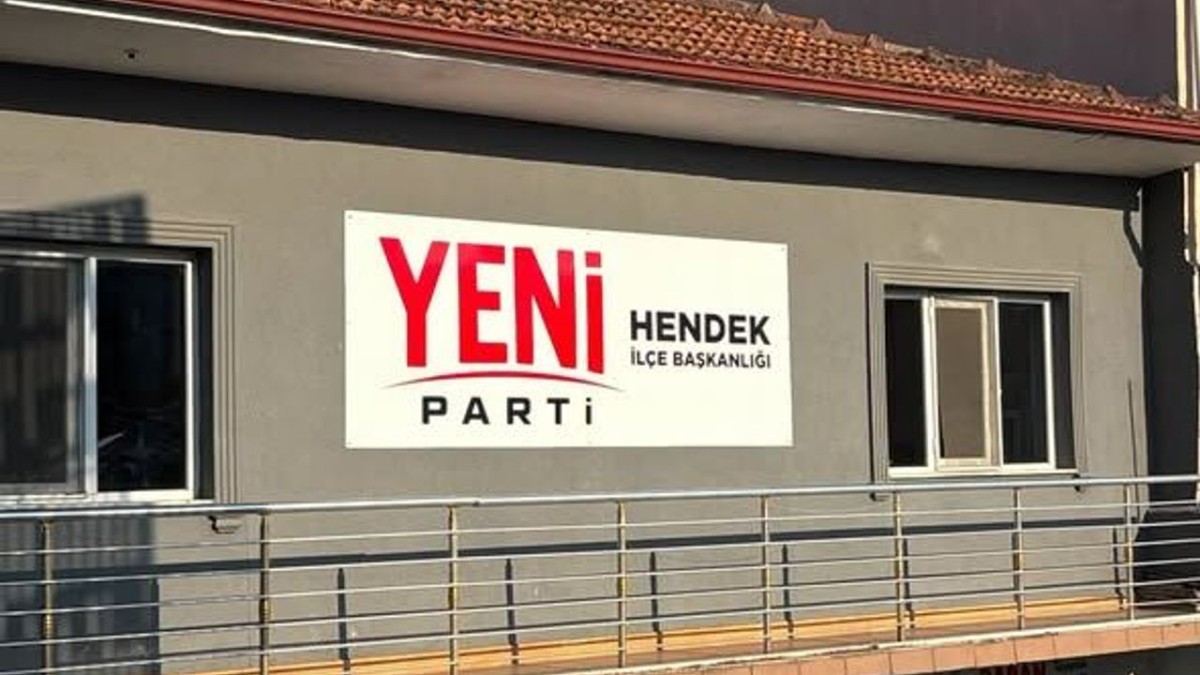 Hendek’te Yeni Parti teşkilatlandı: İlçe binasına tabela asıldı