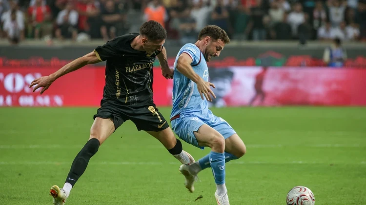 Sakaryalı hakem Atilla Karaoğlan’ın yönettiği maçta Trabzonspor yıkıldı