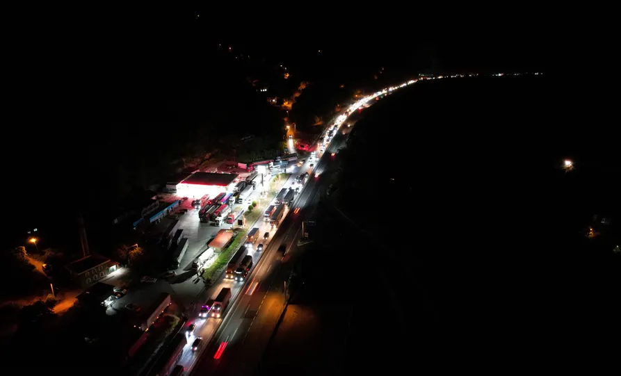 Yol çalışması ve kaza D-650'yi felç etti! Kilometrelerce araç kuyruğu oluştu