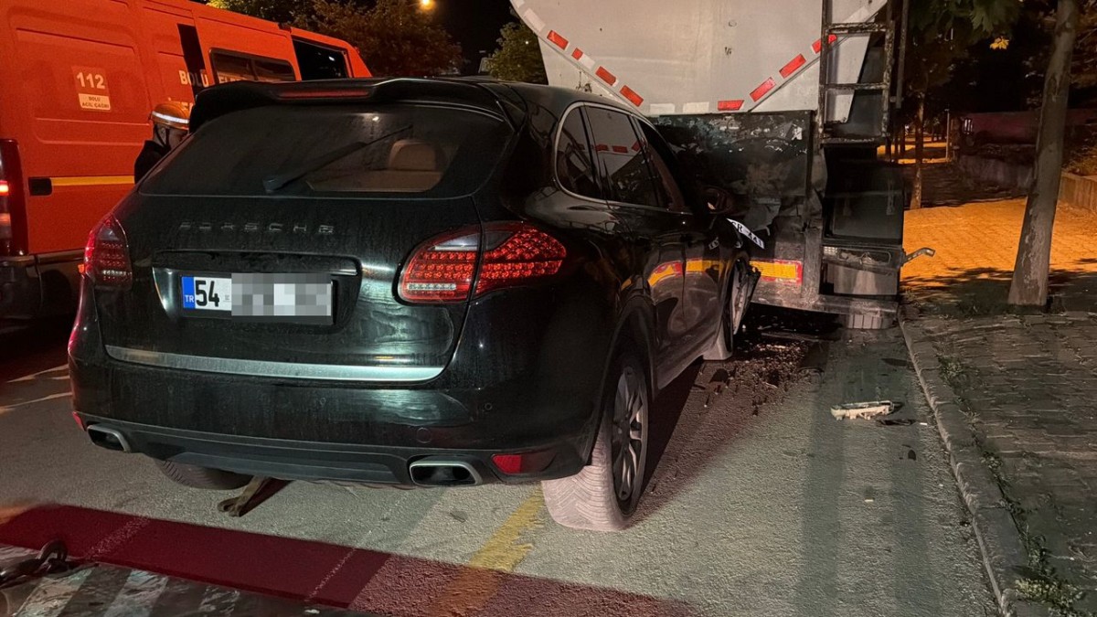 Lüks SUV park halindeki tıra çarptı: 54 plakalı aracın sürücüsü yaralandı