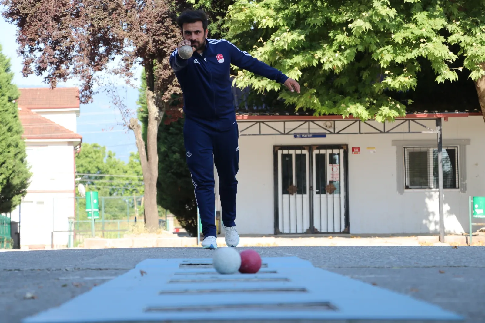 Akyazılı öğretmen okul bahçesinde altın madalya için çalışıyor