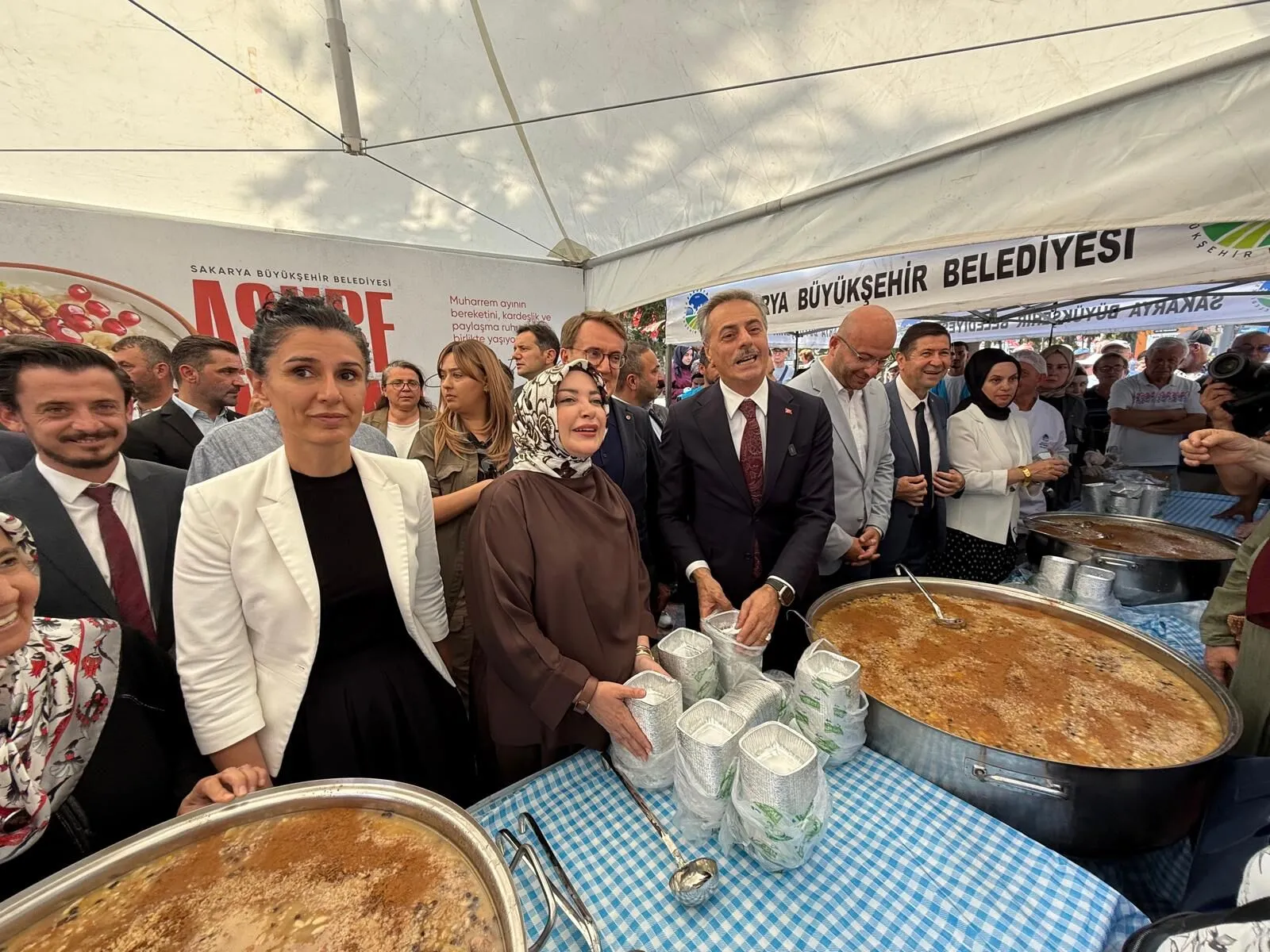 Büyükşehir aşure dağıttı 