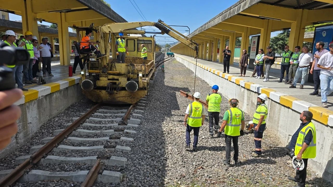 Adapazarı Garı’nda tarihi gün: Rayların sökümüne başlandı
