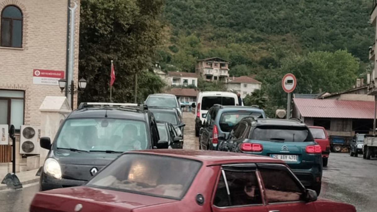 Geyve’de tarihi köprüde öğrenciler için güvenlik endişesi