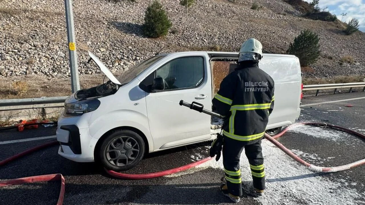 Bilecik-Sakarya yolunda ticari araç alev aldı