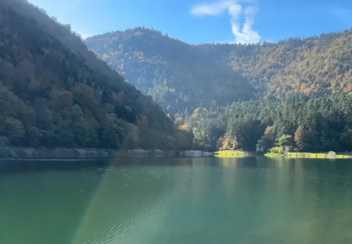 Sülüklü Göl sonbahar renklerine büründü
