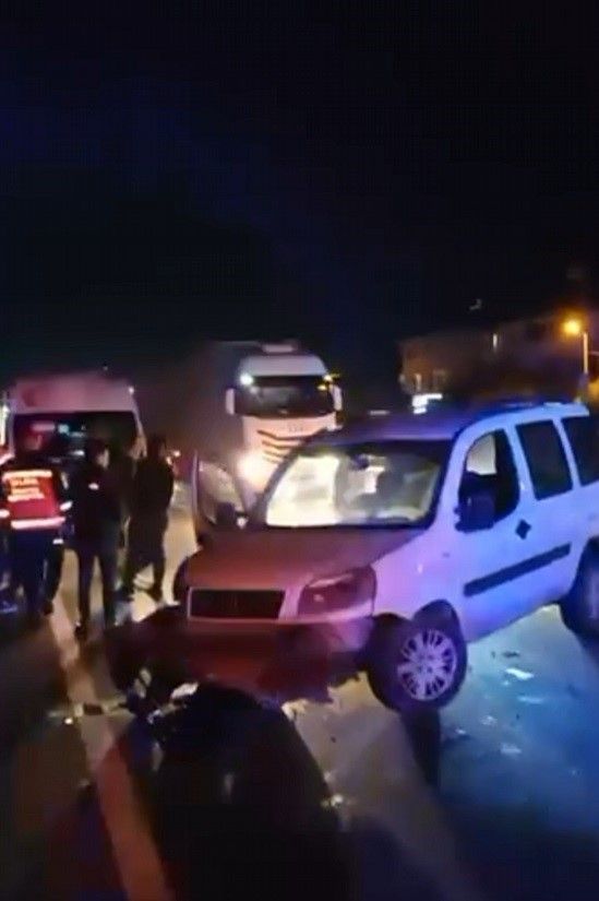 Sakarya’da gece yarısı kaza! Sürücü araçtan bilinci kapalı çıkarıldı