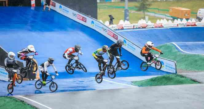 Ayçiçeği Bisiklet Vadisi'nde heyecan zirve yaptı: Dünya Kupası yarışlarının ilk günü tamamlandı