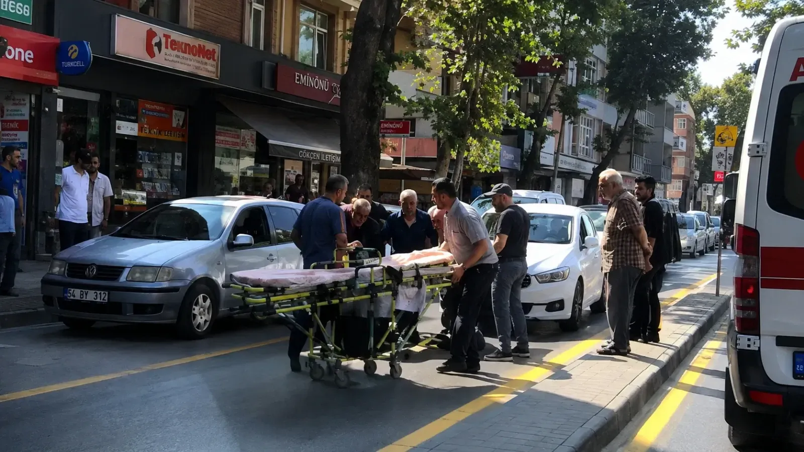 Erenler’de yaşlı kadına otomobil çarptı